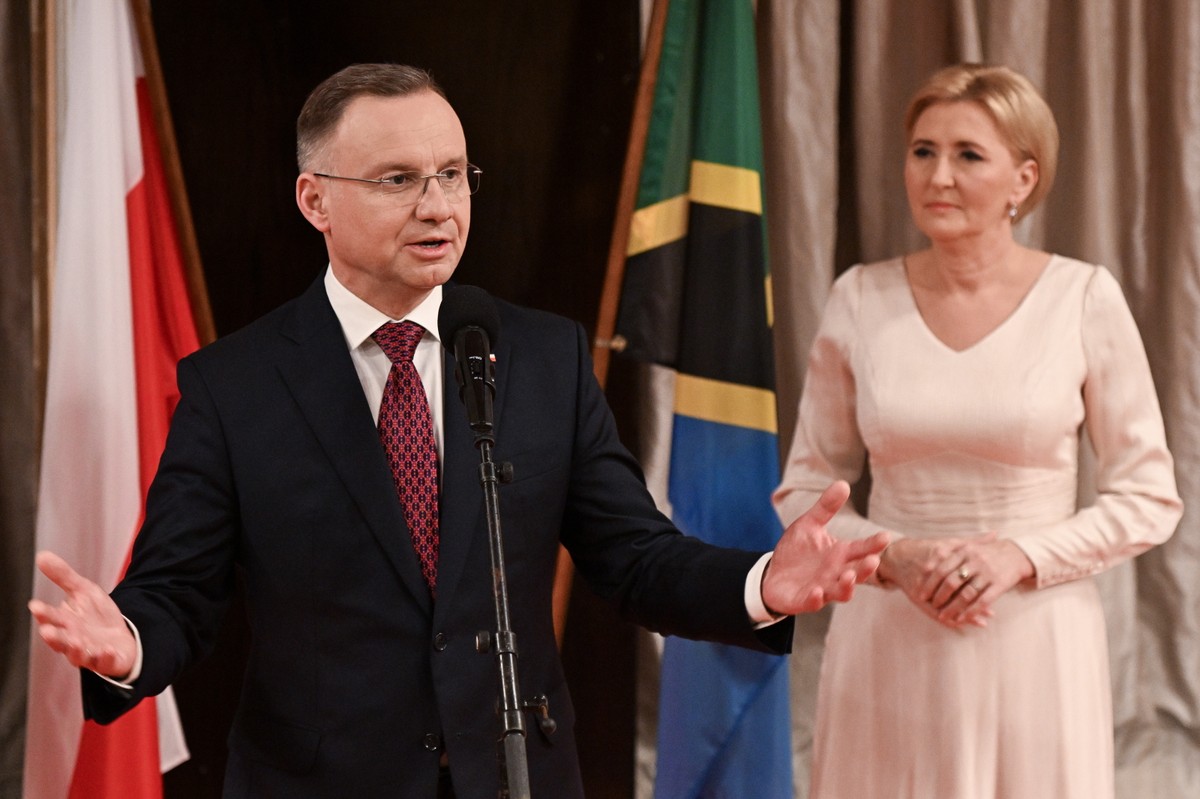 Prezydent dał żonie prezent z okazji walentynek i złożył wszystkim walentynkowe życzenia.