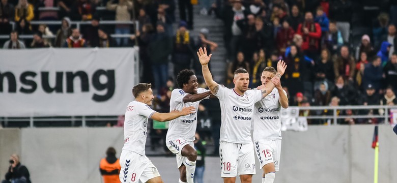 Niewiarygodny gol Podolskiego. Zdobył bramkę uderzeniem z własnej połowy [WIDEO]
