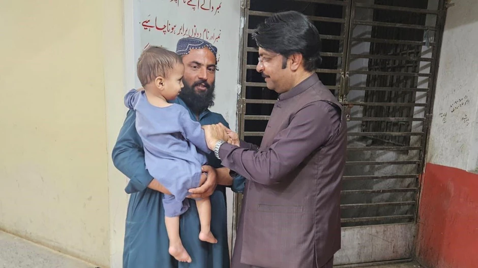 Džavadov otac J nije siguran sa kakvim izazovima će se njegov sin suočiti | Foto: BBC