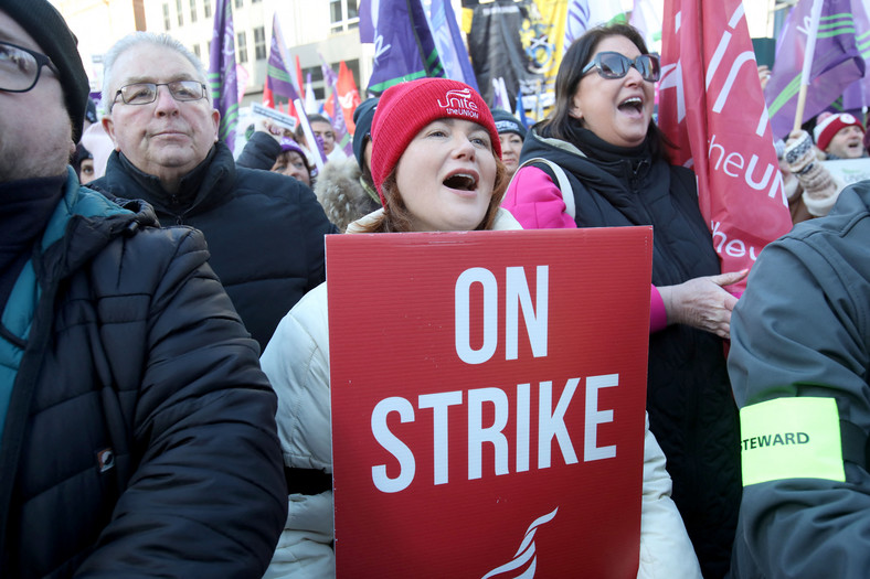 Tysiące pracowników służb publicznych bierze udział w masowym strajku przed ratuszem w Belfaście, 18 stycznia 2024 r.