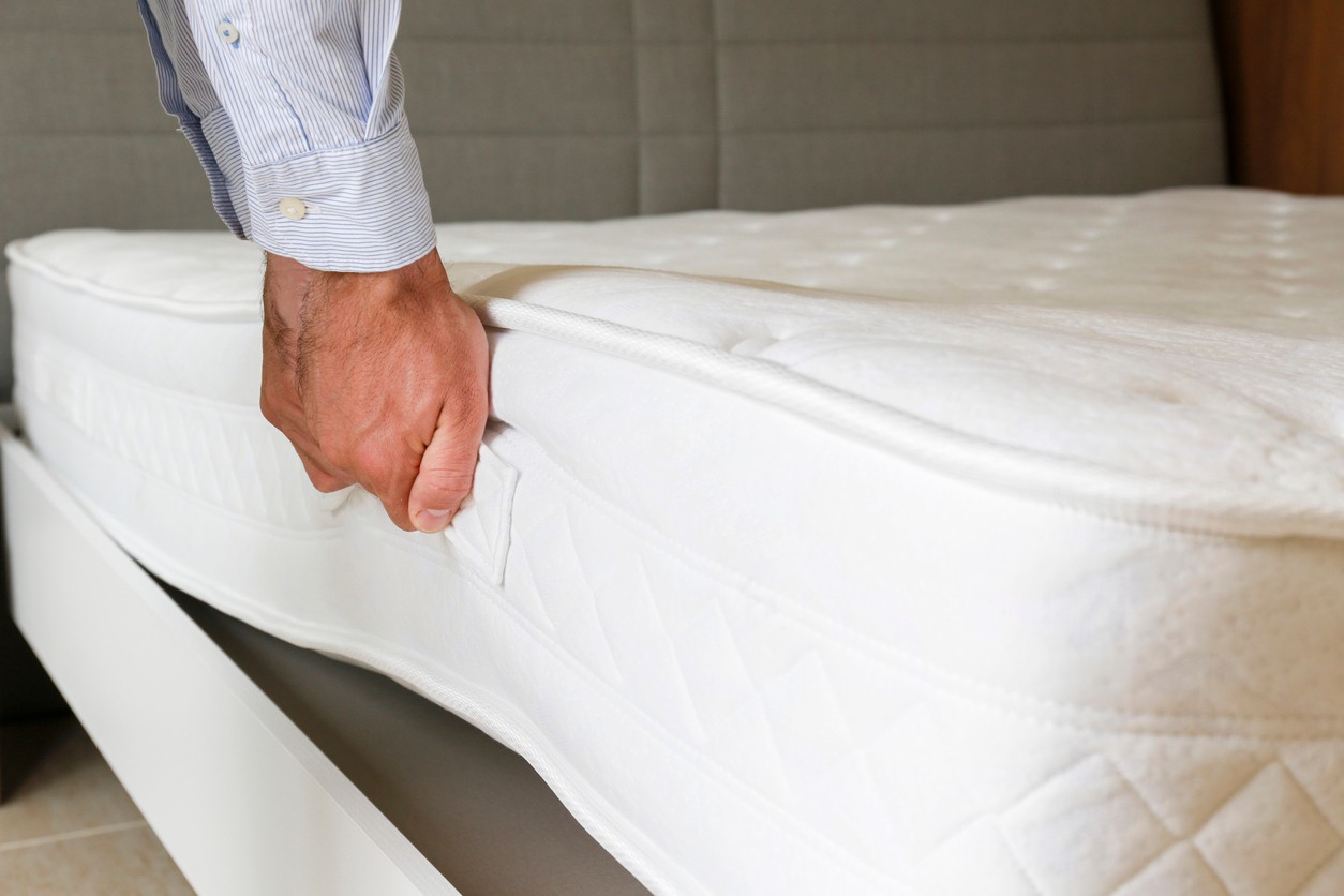 Odborníci odporúčajú využiť mrazivé počasie a dopriať matracu túto hĺbkovú očistu aspoň raz, ideálne však dvakrát za zimu.