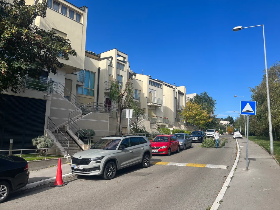 Zgrade su u nizu, jedna do druge, neme načina da se do potkrovlja dođe osim kroz unutrašnje stepenice i kroz vrata od kojih ona nema ključ