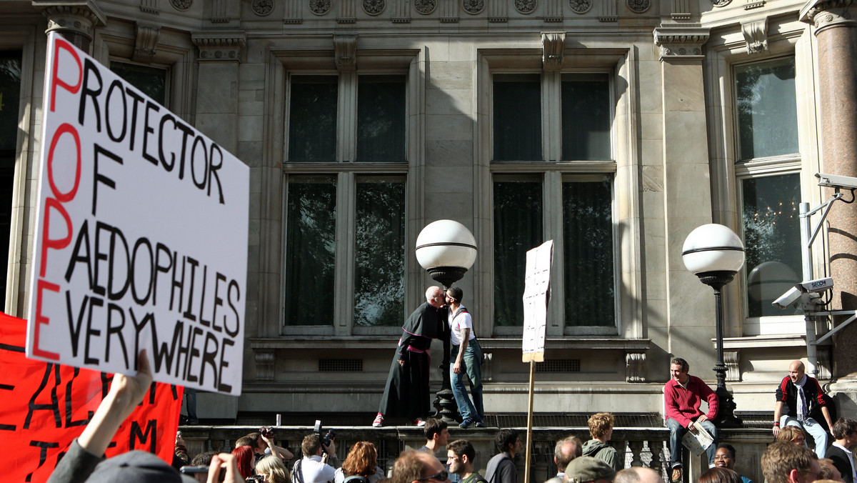 Ateiści, feministki, geje, zwolennicy wyświęcania kobiet i sztucznego przerywania ciąży, a także osoby protestujące przeciwko seksualnemu wykorzystywaniu dzieci przez księży zorganizowali w sobotę marsz przeciwko wizycie Benedykta XVI w Wielkiej Brytanii.
