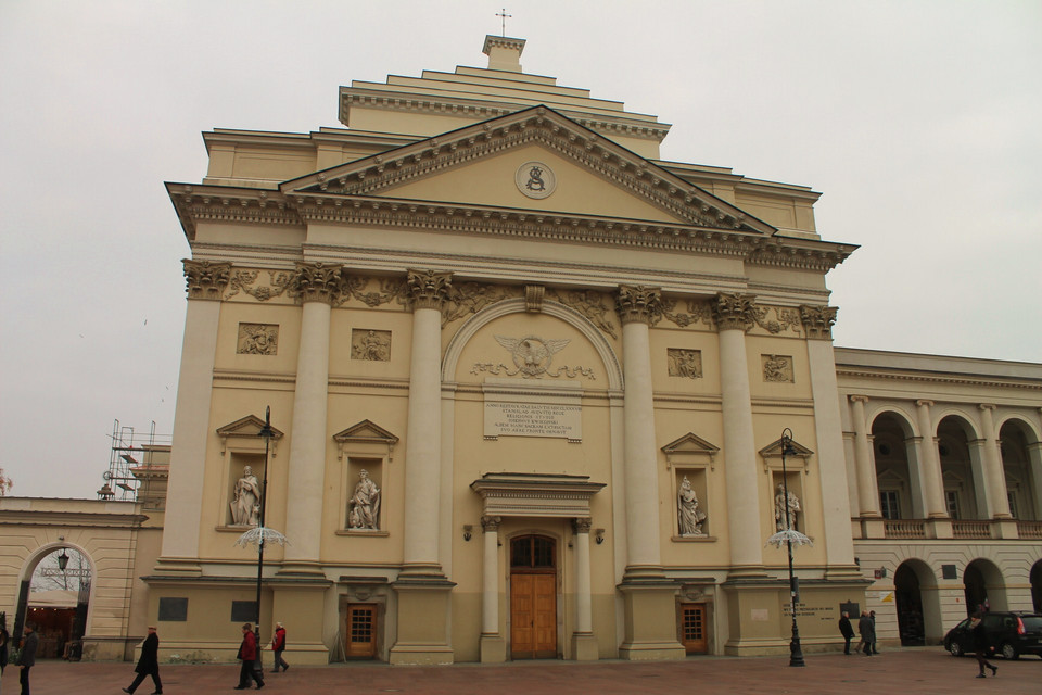 Pomnik z krzyżem smoleńskim w kościele św. Anny