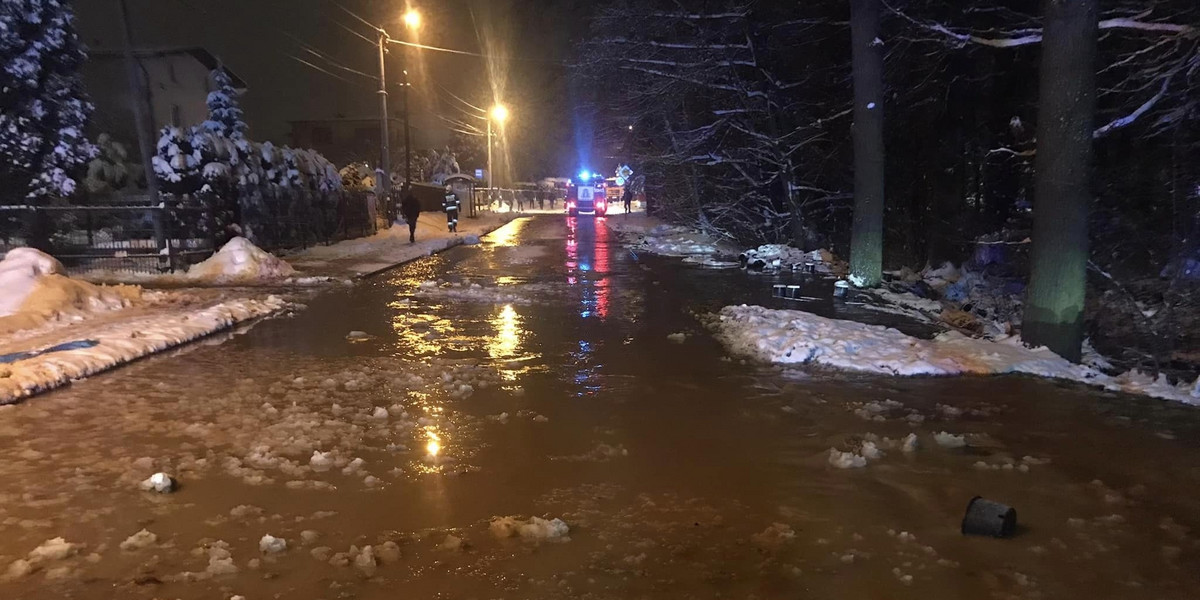 Awaria rurociągu w Goczałkowicach.  Woda zalała ulice. 