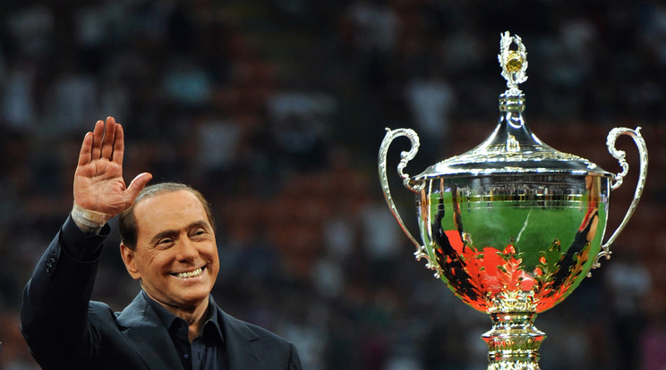 Berlusconi utoljára 5 évvel ezelőtt láthatott testközelből trófea átadást Milánóban /Fotó: AFP