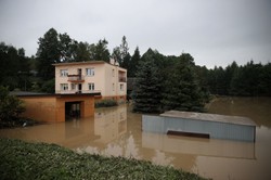 Premier na podtopionych terenach: Na pewno nie będziemy załamywać rąk