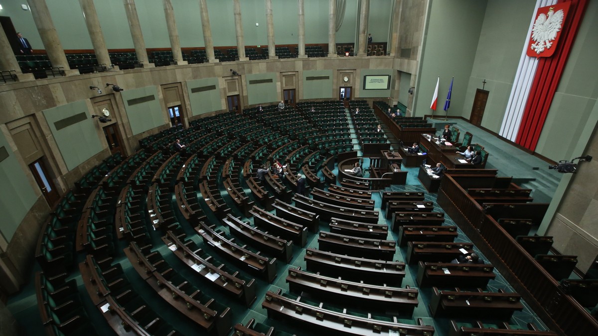 Próg prowadzenia zamówień publicznych wzrośnie z 14 do 30 tys. euro, dla instytutów naukowych będzie to do 130 tys. euro, a dla uczelni wyższych - 200 tys. euro - zdecydował w piątek Sejm.