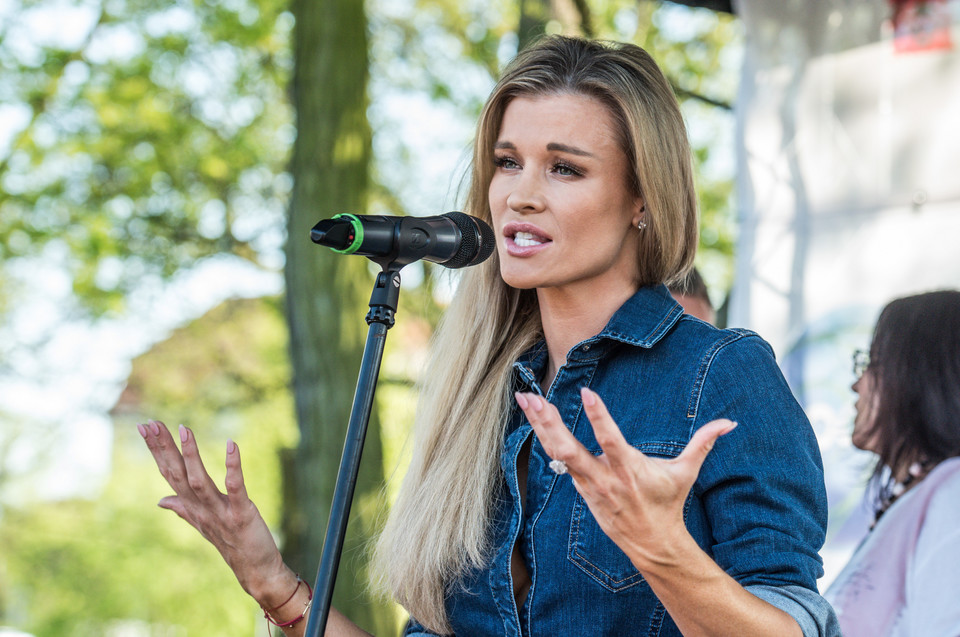 Joanna Krupa w dżinsie zachęca do adopcji zwierząt