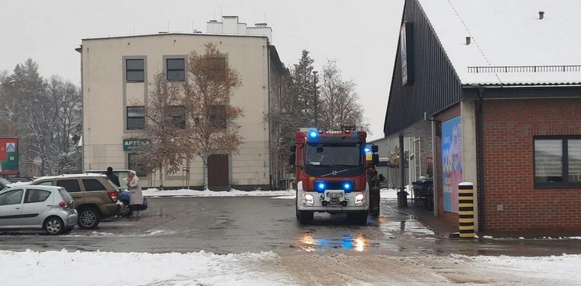 Tragedia w Andrychowie. 14-latka przez kilka godzin siedziała na mrozie przed sklepem. Dziewczynka zmarła