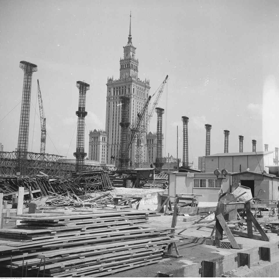 Budowa Dworca Warszawa-Centralna. W tle Pałac Kultury i Nauki (1974 r.)