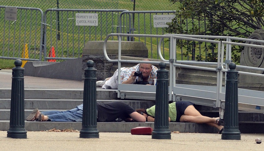 Prolaznici se sakrivaju tokom potere i pucnjave