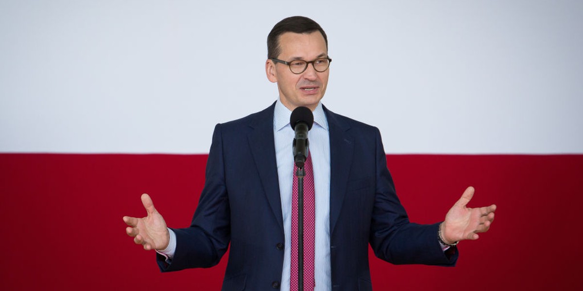 Premier Mateusz Morawiecki ocenił w rozmowie z "DGP" postawę byłego szefa KNF Marka Ch. i podkreślał, że państwo zadziałało przy tej aferze prawidłowo. Wyraził sceptycyzm wobec twierdzeń biznesmena Leszka Czarneckiego o tym, że Marek Ch. zasugerował wynagrodzenie dla polecanego przez siebie prawnika. Nie omieszkał też skrytykować przy okazji rozmowy o KNF poprzedniej ekipy rządzącej i jej działania w sprawie Amber Gold 