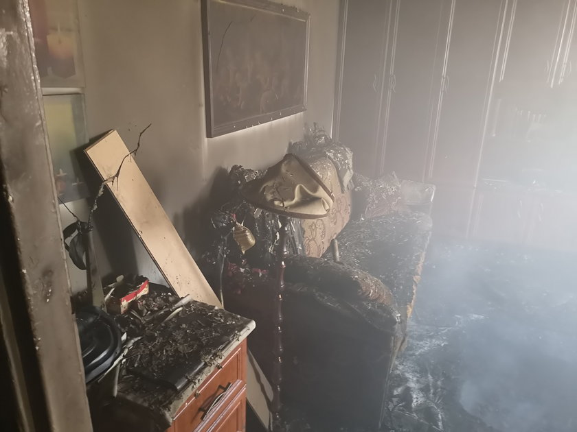Kiedy strażacy zaczęli gasić pożar, płomienie były już w całym mieszkaniu. 