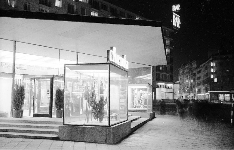 <strong>Wczoraj: Pawilon Chemii</strong>
<br></br>
Bryła pawilonu Chemii była bardzo lekka. Budynek wykończony w 1960 roku składał się ze zwiewnych konstrukcji, wypełniony także tworzywami sztucznymi, które w latach 50. XX wieku były oznaką nowoczesności. Gmach został rozebrany w 2008 roku, co wywołało kontrowersje, bowiem obiekt był jednym ze znaczących stołecznych pomników powojennego modernizmu. 
<br></br>
Na zdj. pawilon Chemii u zbiegu ulic Brackiej i Nowogrodzkiej w Warszawie (1961–1970). Autor: Siemaszko Zbyszko. 
<br></br>
fot. ze zbiorów Narodowego Archiwum Cyfrowego, www.nac.gov.pl