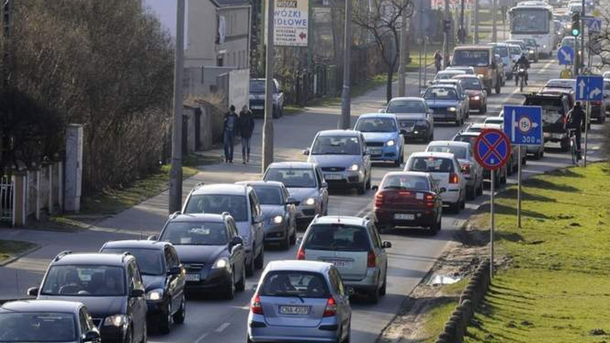 Są pierwsze pomysły na rozładownie korków w rejonie Węzła Zachodniego. - Zaczniemy od zmiany programu sterującego światłami na rondzie gen. Maczka - zapowiada Krzysztof Kosiedowski z ZDMiKP.