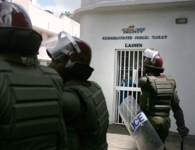 Mieszkańcy kryją się przed oddziałami policji