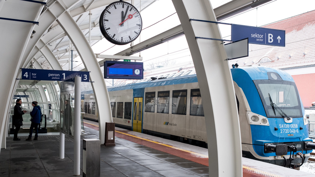 Dworzec kolejowy w Gliwicach otworzył oficjalnie dziś, po prawie dwuletniej modernizacji, zarządca dworcowej infrastruktury, spółka PKP SA. Pochodzący z lat 20. ub. wieku obiekt – po odnowieniu i budowie hali nad peronami – stał się jednym z dworców kategorii premium.