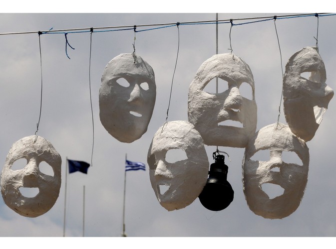 Maski i granaty z gazem łzawiącym na Placu Syntagma (Konstytucji) w Atenach upamętniają niedawne zamieszki