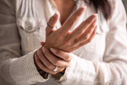 7 otthoni módszer, mellyel enyhíthető az artritisz okozta kézmerevség