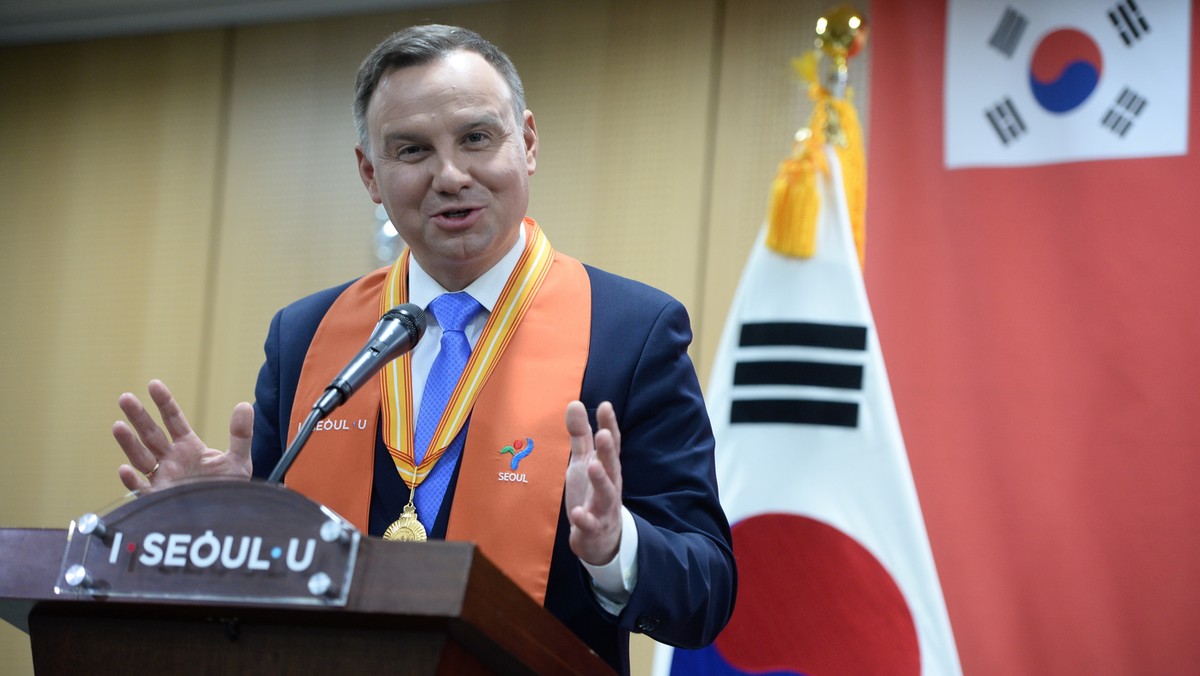 Prezydent Andrzej Duda powiedział dziś w Seulu w rozmowie z prezydentem Korei Płd. Mun Dze Inem, że sprawa pokoju na Półwyspie Koreańskim jest dla Polski bardzo istotna, a przestrzeganie prawa międzynarodowego to podstawowy warunek pokoju.