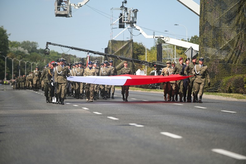 Warszawa, 15.08.2025. Defilada wojskowa na warszawskiej Wisłostradzie, w ramach obchodów Święta Wojska Polskiego, 15 bm. Tegoroczna defilada wojskowa odbywa się pod hasłem „Dziękujemy za Waszą służbę”. (mr) PAP/Marcin Obara