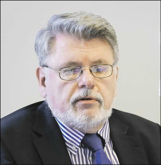 dr hab. Maciej Mrozowski prawnik i medioznawca, były kierownik Katedry Komunikowania i Mediów na Uniwersytecie SWPS