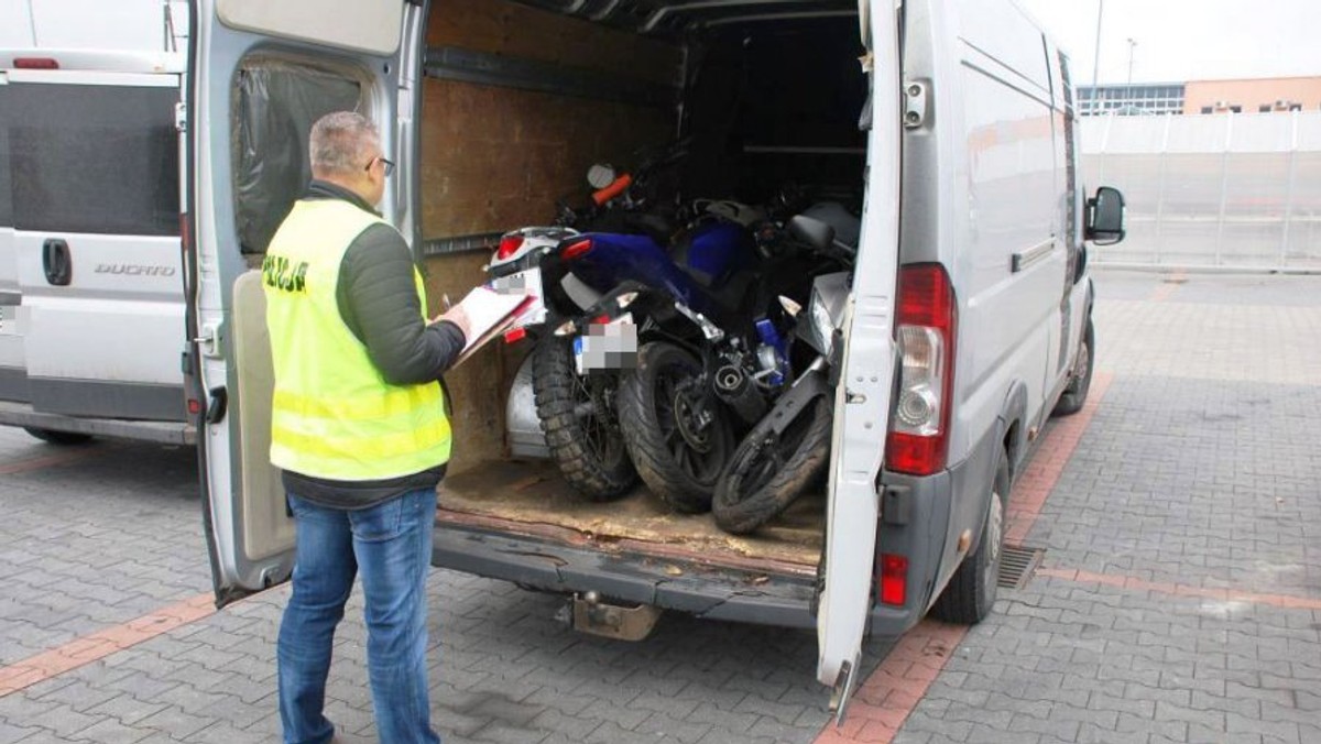 Przyjechały do Polski dwoma busami. Policjanci z podwarszawskiego Legionowa odzyskali 10 motocykli skradzionych na terenie Niemiec. Zatrzymali trzech mężczyzn. Grozi im kilkuletnia odsiadka. Funkcjonariusze podejrzewają, że to przysłowiowy wierzchołek góry lodowej, a w proceder zamieszanych jest więcej osób.