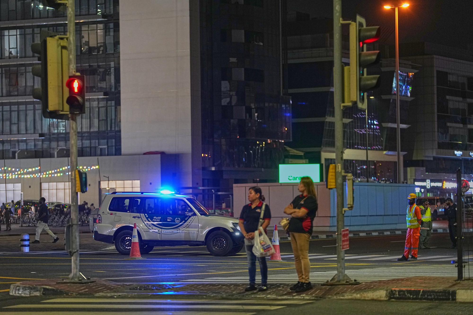 Dronový útok spôsobil požiar v blízkosti amerického konzulátu v Dubaji.