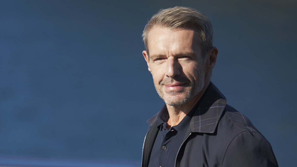 W ciągu trwającej prawie 40 lat kariery Lambert Wilson grał zarówno u Alaina Resnais, jak i u Andrzeja Żuławskiego i Andrzeja Wajdy. Niektórzy kojarzą go przede wszystkim dzięki roli szlachetnego księdza w "Ludziach Boga" Xaviera Beauvois. Inni – jako Merowinga z kontynuacji "Matrixa". Gdyby w 1987 roku został agentem 007, sytuacja przedstawiałaby się pewnie zupełnie inaczej. "Błagam, tylko nie to" – śmieje się Wilson, gdy spotykamy się podczas Warszawskiego Festiwalu Filmowego, na którym zaprezentował dramat biograficzny "Odyseja" poświęcony legendarnemu badaczowi mórz Jacquesowi-Yvesowi Cousteau. "Ludzie wciąż mnie o to pytają, a naprawdę nie ma zbyt wiele do opowiadania. Musiałem wygłosić to słynne zdanie: Nazywam się Bond. James Bond. Producenci zaczęli mnie wypytywać o plany na kolejne miesiące, więc uznałem, że całkiem nieźle mi poszło. Rolę oczywiście dostał wtedy Timothy Dalton, ale dobrze się stało. Bez względu na to, co bym potem zrobił, dla ludzi zawsze byłbym już tylko Bondem".