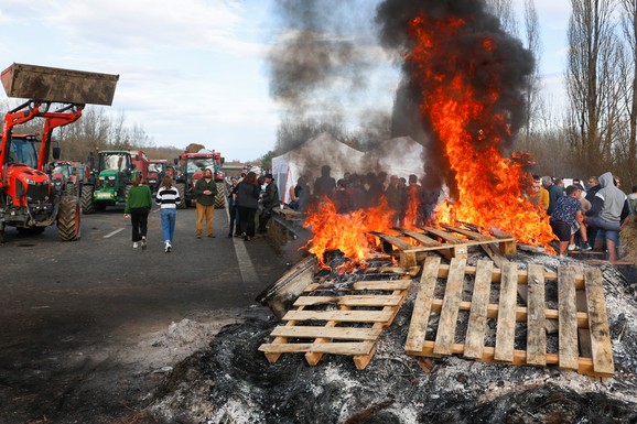 Poljoprivrednici u Francuskoj od jutros BLOKIRALI NAJMANJE 5 AUTO-PUTEVA: Jedan zatvoren u dužini od skoro 180 km