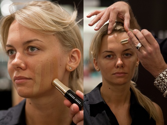 Następnym krokiem było dobranie właściwego koloru podkładu. Błędem jest testowanie odcieni na skórze dłoni. Aby dokonać dobrego wyboru, należy sprawdzić, jak wyglądają brane pod uwagę odcienie bezpośrednio na twarzy. Można to zrobić, wykonując „próbkę” na żuchwie. Spośród testowanych kolorów wybieramy ten, którego nie widać na skórze! (Spośród preparatów, których próbki widać na zdjęciu, będzie to środkowy.) Podkład jest tym kosmetykiem, do którego później dostosowuje się odcienie kolejnych preparatów – dlatego tak ważne jest jego właściwe dobranie.