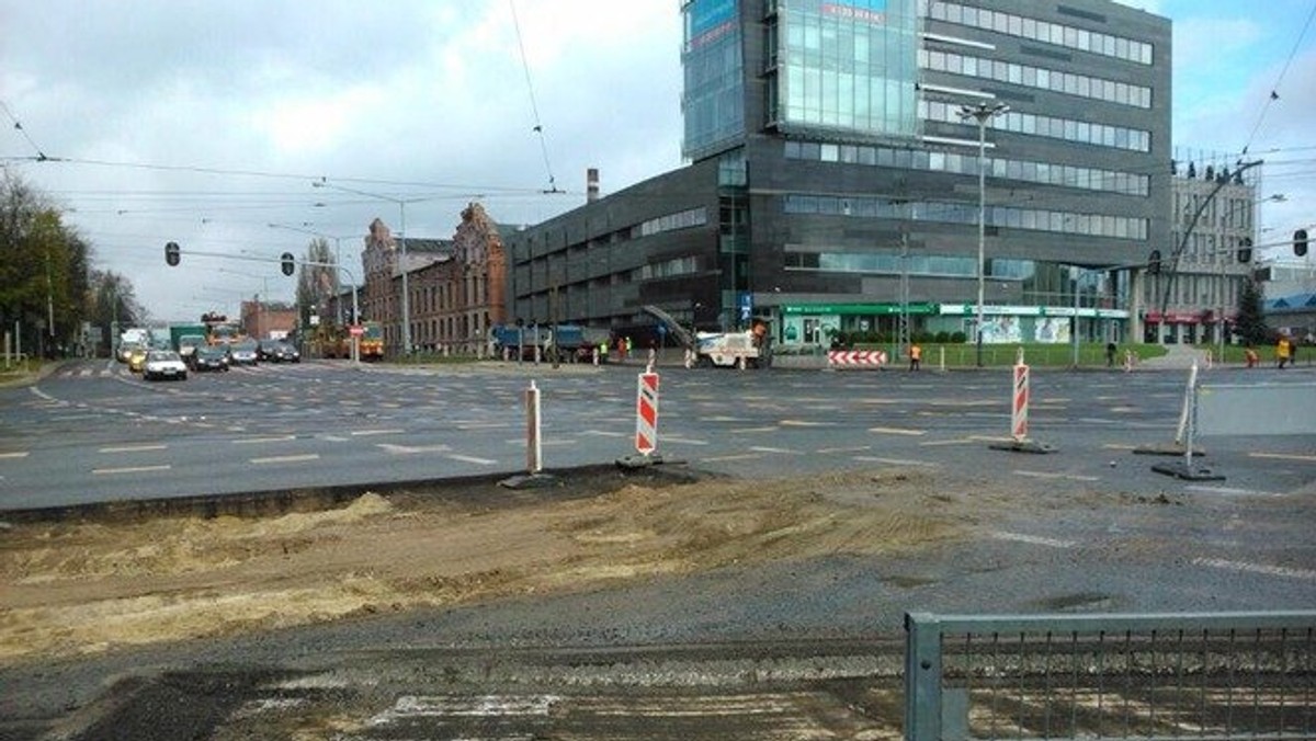 Drogowcy uporają się z pracami na skrzyżowaniu Piłsudskiego ze Śmigłego Rydza w Łodzi szybciej niż pierwotnie zakładali.