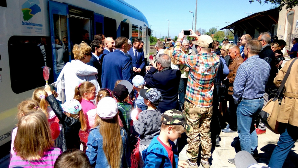 Mieszkańcy powiatu sławieńskiego świętowali wczoraj powrót połączenia kolejowego z Darłowem. Po sześciu latach przerwy pociąg relacji wyjedzie na trasę 24 czerwca. Będzie kursował w okresie wakacyjnym.