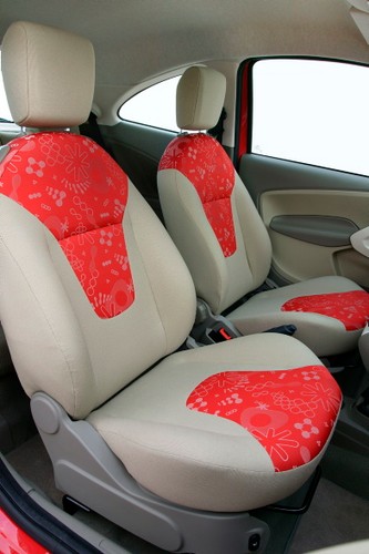 Uroda także kusi. Kabina - wyjęta z żurnala. Ciekawe połączenie ostrych kresek z przebojowymi kolorami. Profilowane fotele, aluminiowe dodatki - to, co młodzi lubią najbardziej