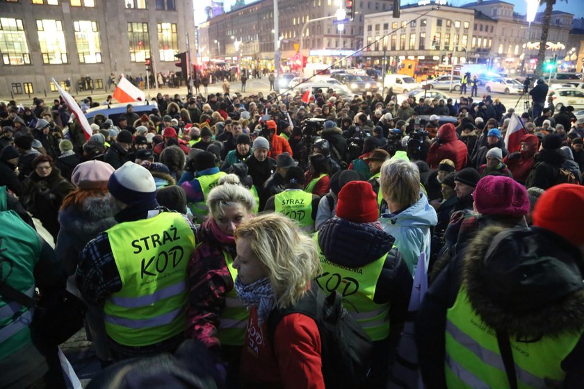 PiS i KOD idą przez Warszawę