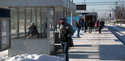 Modernistyczną wiatę zastąpiły ohydne blaszaki. To najbrzydsza stacja w stolicy