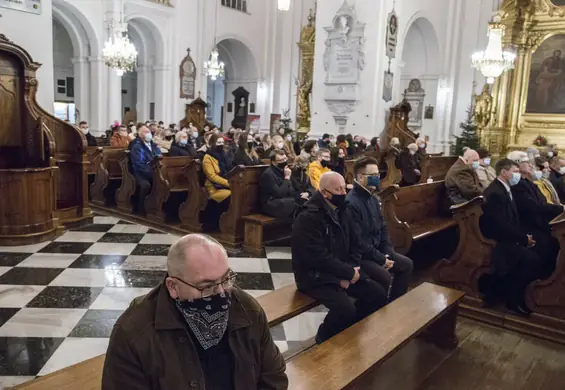 60,8 proc. Polaków wolałoby, żeby kościoły były zamknięte. Niemal tyle samo chce otwarcia restauracji