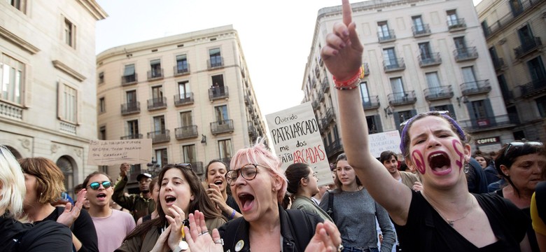 Gwałt zbiorowy na 14-latce w Hiszpanii. Tysiące kobiet na ulicach po kuriozalnym wyroku sądu