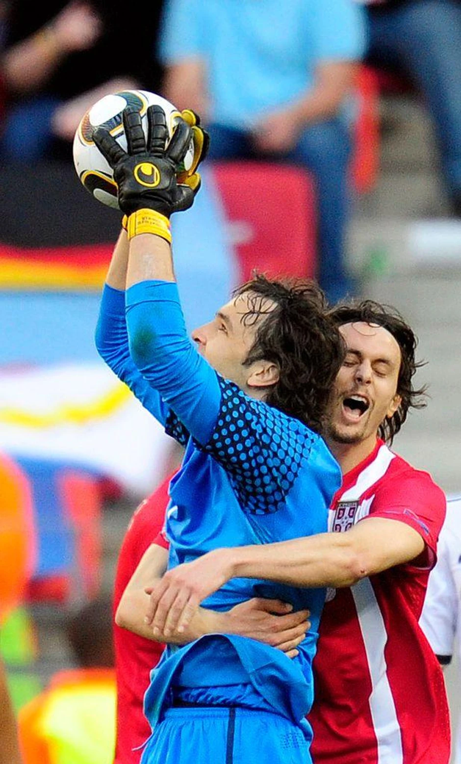 Subotić grli Vladimira Stojkovića, golmana Srbije posle pobede nad Nemačkom na Svetskom prvenstvu u Južnoj Africi 2010. | Foto: Getty Images