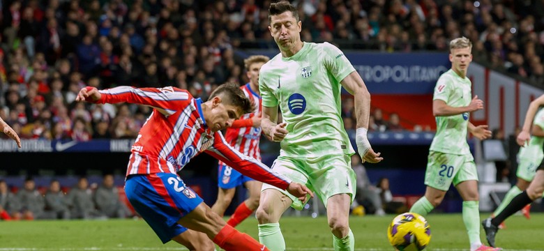 Lewandowski strzelił 22. gola, Szczęsny puścił dwie bramki, Barcelona wstała z kolan