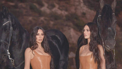 Micsoda fotók: Kim Kardashian és Kendall Jenner közös parfümöt dobtak piacra
