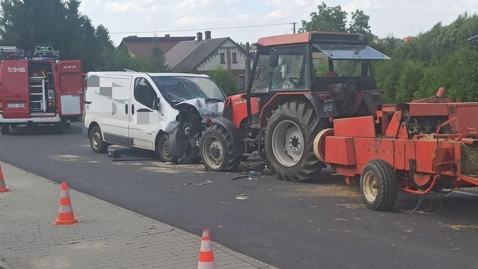 Zderzenie busa i ciągnika. Lądował LPR