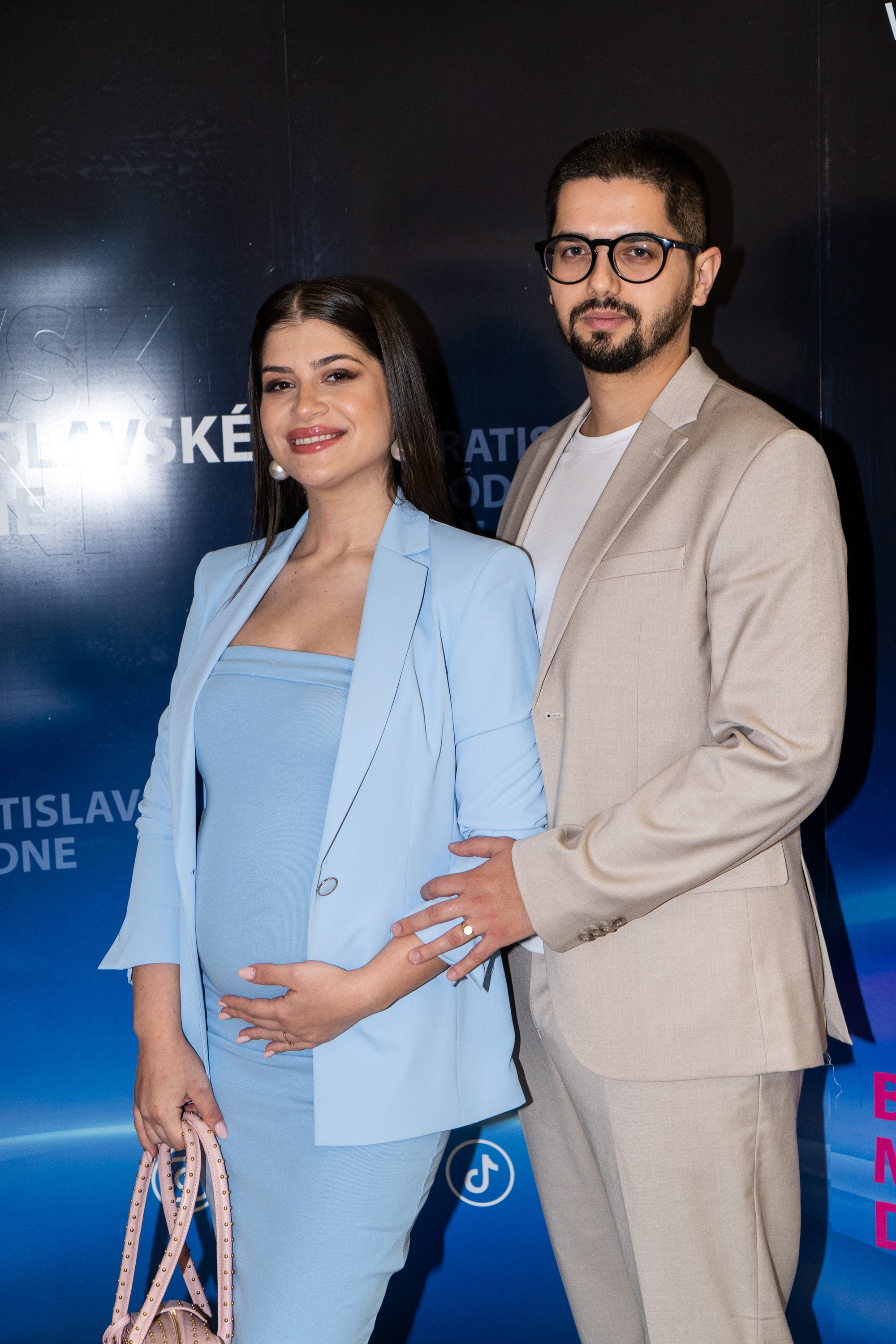 Bratislavské módne dni 2026 - speváčka Vanessa Šarközi s partnerom.