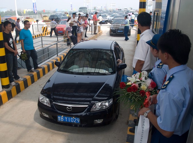 Pierwszy samochód wjeżdża na najdłuższy most świata