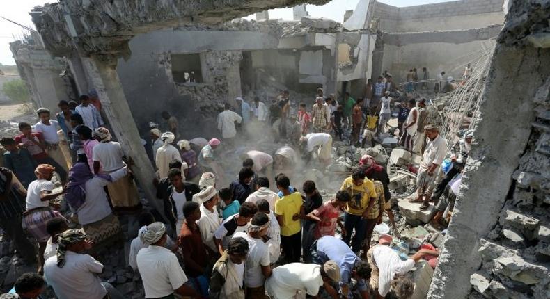 Yemenis gather amidst the rubble at a detention centre hit by Saudi-led coalition air strikes in al-Zaidia district of the Red Sea port city of Hodeidah, on October 30, 2016