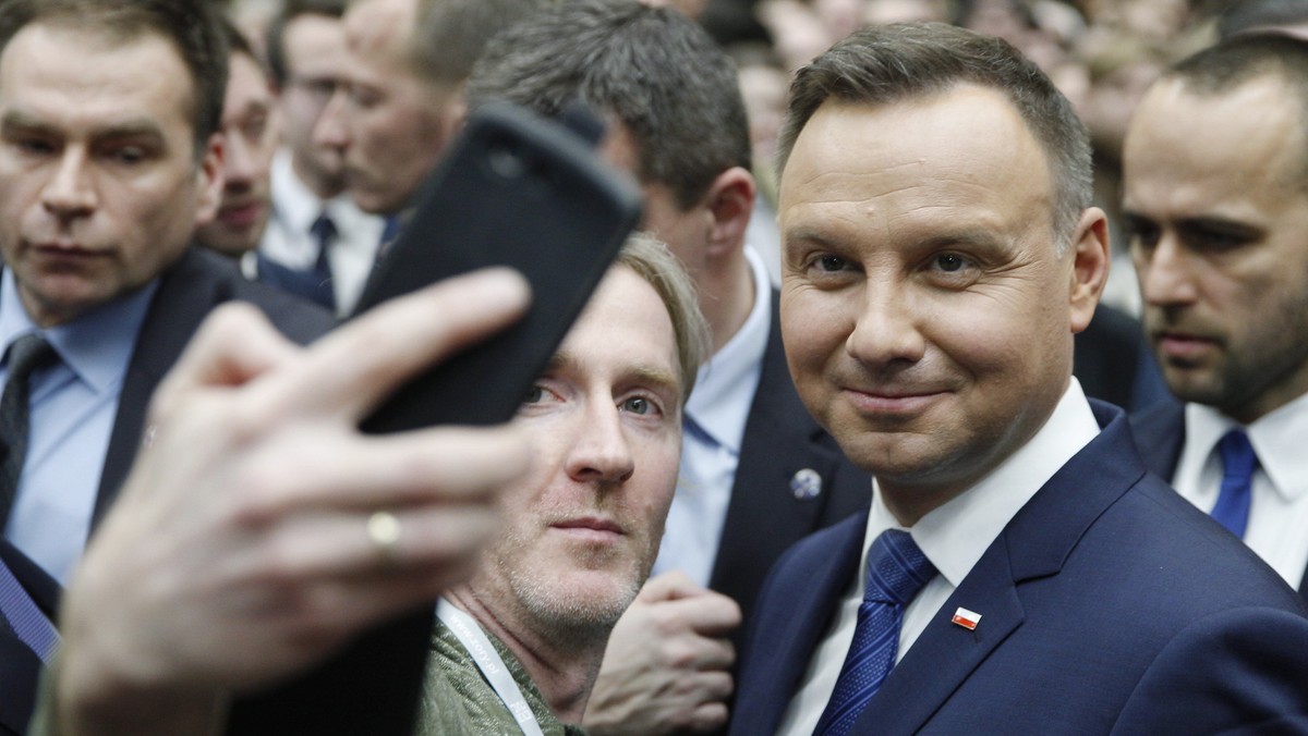 Prezydent Andrzej Duda wczoraj wieczorem podpisał ustawę budżetową na 2018 r. - poinformował w radiowej Jedynce szef gabinetu prezydenta Krzysztof Szczerski. Utawa budżetowa na 2018 r. przewiduje deficyt nie większy niż 41,5 mld zł, dochody w wysokości 355,7 mld zł, a wydatki na poziomie 397,2 mld zł.