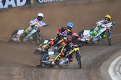 Łaguta zaliczył defekt na otwarcie. Ostatni wyścig kibice oglądali na stojąco