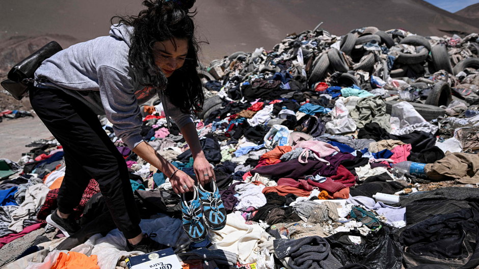Tony używanych i nowych ubrań kończą na pustyni Atacama (na zdj. prawniczka Paulin Silva)