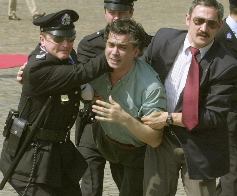 Juan Fernandez Krohn podczas nieudanego zamachu na królów Hiszpanii i Belgii w 2000 r.